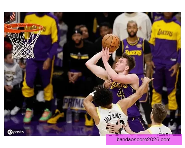 南湾湖人大胜毒蛇进西决 克内克特24分13篮板领衔胜利